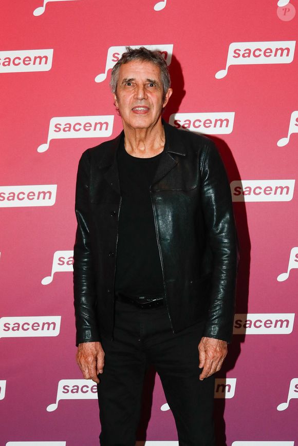 Exclusif -Julien Clerc - Photocall de la soirée en hommage à Jean-Loup Dabadie à la SACEM à Neuilly-sur-Seine, le 07 avril 2025. © Christophe Clovis / Bestimage