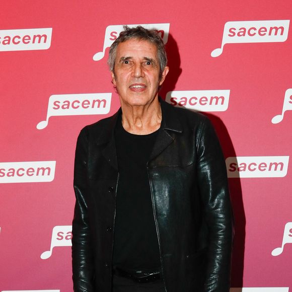 Exclusif -Julien Clerc - Photocall de la soirée en hommage à Jean-Loup Dabadie à la SACEM à Neuilly-sur-Seine, le 07 avril 2025. © Christophe Clovis / Bestimage