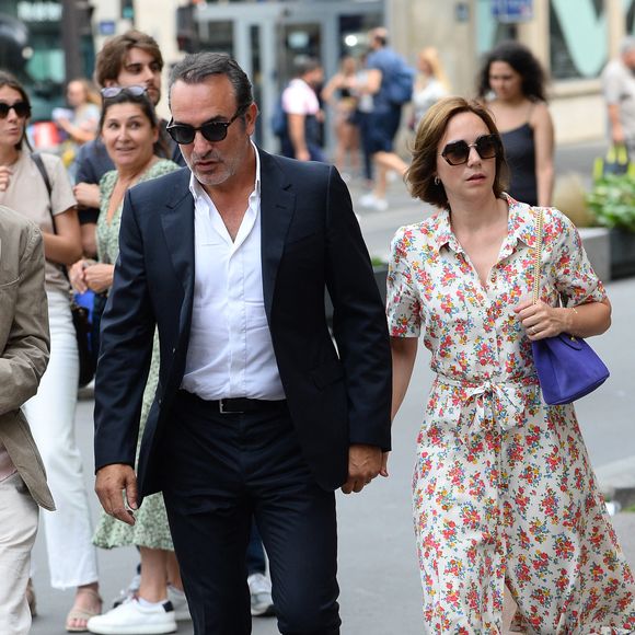 Jean Dujardin et Nathalie Pechalat - Mariage de Claude Lelouch à la mairie du 18ème à Paris. Le 17 juin 2023