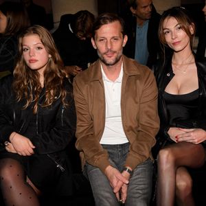 Exclusif - Bonnie, la fille de N.Duvauchelle, Nicolas Duvauchelle et sa fiancée Chloé Roy - Front row lors du défilé Etam Live Show 2022 dans les jardins des Archives Nationales lors de la fashion week printemps/été 2023 le 27 septembre 2022.

© Agence. Bestimage