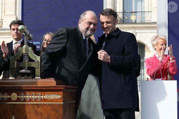 Le président français, Emmanuel Macron, Éric Dupond-Moretti, garde des Sceaux, ministre de la Justice lors de la cérémonie publique de scellement de la loi constitutionnelle du 8 mars 2024 portant sur la liberté de recourir à l’interruption volontaire de grossesse (IVG), au ministère de la Justice, place Vendôme, à Paris, France, le 8 mars 2024. © Stéphane Lemouton/Bestimage