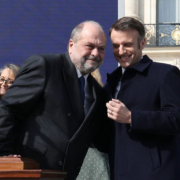 Le président français, Emmanuel Macron, Éric Dupond-Moretti, garde des Sceaux, ministre de la Justice lors de la cérémonie publique de scellement de la loi constitutionnelle du 8 mars 2024 portant sur la liberté de recourir à l’interruption volontaire de grossesse (IVG), au ministère de la Justice, place Vendôme, à Paris, France, le 8 mars 2024. © Stéphane Lemouton/Bestimage
