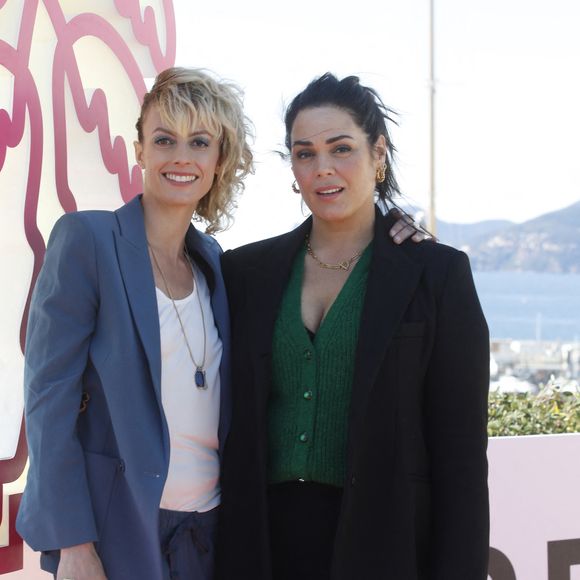 Sara Mortensen et Lola Dewaere au photocall de la série "Astrid et Raphaëlle" lors de la 5ème saison du festival International des Séries "Canneseries" à Cannes, France, le 2 avril 2022. © Denis Guignebourg/Bestimage