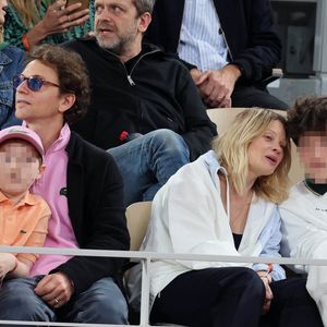 Le chanteur Raphaël, sa compagne Mélanie Thierry et leurs enfants Roman et Aliocha Haroche - Les célébrités dans les tribunes des Internationaux de France de tennis de Roland Garros 2024 à Paris, le 29 mai 2024.  © Jacovides / Moreau / Bestimage