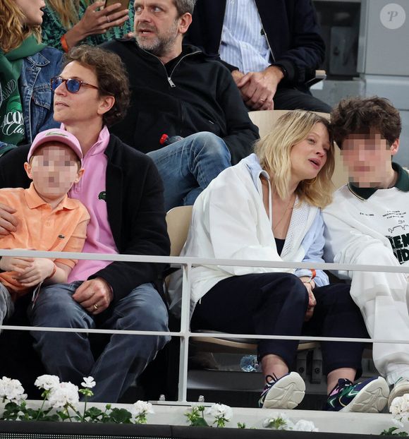 Le chanteur Raphaël, sa compagne Mélanie Thierry et leurs enfants Roman et Aliocha Haroche - Les célébrités dans les tribunes des Internationaux de France de tennis de Roland Garros 2024 à Paris, le 29 mai 2024.  © Jacovides / Moreau / Bestimage