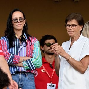 Pauline Ducruet et sa mère la princesse Stéphanie de Monaco lors du match de football caritatif au stade Louis II de Monaco opposant les Barbagiuans aux pilotes de l'équipe Nazionale Piloti dans le cadre de la "Racing Stars Football Cup" le 3 juin 2026.
Depuis 35 ans, des pilotes automobiles participent chaque année à un match de football caritatif organisé à Monaco. Ce " match des pilotes " a accueilli tous les plus grands de la Formule 1, y compris Michael Schumacher. En 2025, une nouvelle mouture a vu le jour, la Racing Stars Football Cup, sous la houlette de Louis Ducruet, le fils de la princesse Stéphanie. Ce 3 juin 2026, avait lieu la deuxième édition de l'événement caritatif, organisé au profit de deux associations.
Les fonds récoltés lors de l'événement seront reversés à deux associations. La première est " Mercy Ships ", qui déploie des navires-hôpitaux afin d'offrir des soins chirurgicaux gratuits en Afrique. La seconde association est " Les Soins de l'espoir ", qui est engagée auprès d'enfants et d'adultes défavorisés en Asie du Sud-Est, notamment au Vietnam.
Les Barbagiuans ont remporté le match 6 - 2

© Bruno Bebert / Bestimage