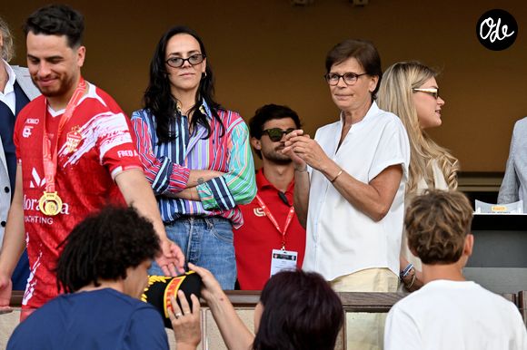 Pauline Ducruet et sa mère la princesse Stéphanie de Monaco lors du match de football caritatif au stade Louis II de Monaco opposant les Barbagiuans aux pilotes de l'équipe Nazionale Piloti dans le cadre de la "Racing Stars Football Cup" le 3 juin 2026.
Depuis 35 ans, des pilotes automobiles participent chaque année à un match de football caritatif organisé à Monaco. Ce " match des pilotes " a accueilli tous les plus grands de la Formule 1, y compris Michael Schumacher. En 2025, une nouvelle mouture a vu le jour, la Racing Stars Football Cup, sous la houlette de Louis Ducruet, le fils de la princesse Stéphanie. Ce 3 juin 2026, avait lieu la deuxième édition de l'événement caritatif, organisé au profit de deux associations.
Les fonds récoltés lors de l'événement seront reversés à deux associations. La première est " Mercy Ships ", qui déploie des navires-hôpitaux afin d'offrir des soins chirurgicaux gratuits en Afrique. La seconde association est " Les Soins de l'espoir ", qui est engagée auprès d'enfants et d'adultes défavorisés en Asie du Sud-Est, notamment au Vietnam.
Les Barbagiuans ont remporté le match 6 - 2

© Bruno Bebert / Bestimage