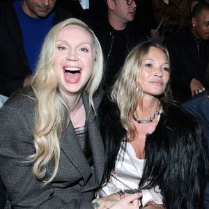 Le mannequin de 51 ans a pris place au premier rang à côté de la star de Game Of Throne, Gwendoline Christie. Complices, le top model et l'actrice ont été photographiées en plein fou rire en front row lors du défilé.

Gwendoline Christie et Kate Moss  au FrontRow du défilé Dior Homme à l'École-Militaire lors de la semaine de la mode masculine automne/hiver 2025-2026 à Paris, France, le 24 janvier 2025. © Bertrand Rindoff/Bestimage