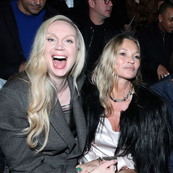 Le mannequin de 51 ans a pris place au premier rang à côté de la star de Game Of Throne, Gwendoline Christie. Complices, le top model et l'actrice ont été photographiées en plein fou rire en front row lors du défilé.

Gwendoline Christie et Kate Moss  au FrontRow du défilé Dior Homme à l'École-Militaire lors de la semaine de la mode masculine automne/hiver 2025-2026 à Paris, France, le 24 janvier 2025. © Bertrand Rindoff/Bestimage