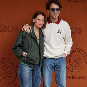 Et il ne manque pas de remercier ceux qui l'y aident comme sa compagne depuis plus de 20 ans, l'actrice française Mélanie Thierry
Mélanie Thierry et son compagnon le chanteur Raphaël au village lors des Internationaux de France de Tennis de Roland Garros 2025, à Paris, France, le 4 Juin 2025. © Jacovides-Moreau/Bestimage