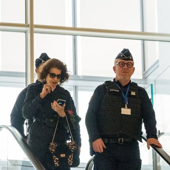 Fanny Ardant quitte le procès de Gérard Depardieu pour agressions sexuelles sur deux femmes lors d'un tournage de film en 2021 au tribunal correctionnel de Paris, France, le 24 mars 2025. Depardieu, 76 ans, qui a réalisé plus de 200 films et séries télévisées, a été accusé de comportement inapproprié par une vingtaine de femmes, mais c'est la première affaire à être jugée. Les deux plaignantes - Amélie, 54 ans, décoratrice, et Sarah (nom modifié), 34 ans, assistante réalisatrice - allèguent une agression sexuelle lors du tournage en 2021 de « Les Volets Verts » du réalisateur Jean Becker. © Yehiel Chekroune/Bestimage