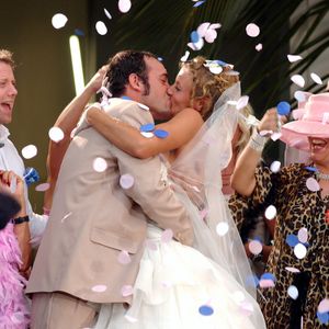 Archives - Aux Seychelles, Jean Dujardin et Alexandra Lamy se marient dans la série "Un gars, une fille" le 2 décembre 2002.
GONGORA Marie-Anne via Bestimage