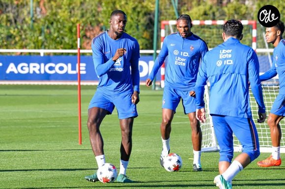 Soumis dans l'après-midi à une IRM de contrôle, le verdict est tombé, et il n'est pas bon : l'homme aux 30 sélections souffre d'une "légère entorse du genou droit".

Ibrahima Konate - Entraînement de l'équipe de France en préparation de la Ligue des nations de l'UEFA 2026 au Centre national de Clairefontaine le 22 septembre 2026. © Baptiste Autissier/PSnewZ/Bestimage