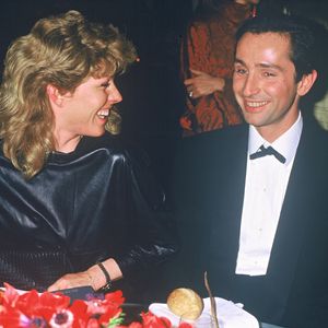 Marié à Hélène, Thierry Lhermitte ne l’a jamais quittée depuis leur coup de foudre. Belle blonde remarquée dans "Les Bronzés" 

Archives : Thierry Lhermitte et sa femme Hélène lors d'une soirée à Paris AGENCE / BESTIMAGE