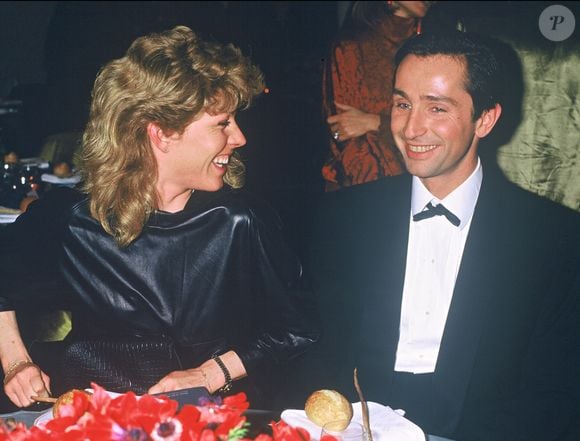 Marié à Hélène, Thierry Lhermitte ne l’a jamais quittée depuis leur coup de foudre. Belle blonde remarquée dans "Les Bronzés" 

Archives : Thierry Lhermitte et sa femme Hélène lors d'une soirée à Paris AGENCE / BESTIMAGE