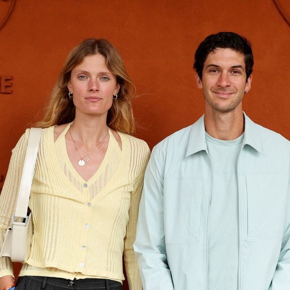 Constance Jablonski et Matthias Dandois ont ouvert les portes de leur appartement parisien à "The Socialite Family".

Matthias Dandois et sa compagne Constance Jablonski au village lors des Internationaux de France de Tennis de Roland Garros 2026 à Paris. © Jacovides-Moreau / Bestimage