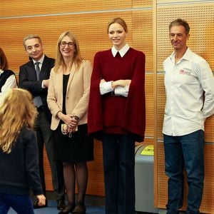 La princesse Charlène de Monaco au Grimaldi Forum, accompagnée du champion monégasque de descente en apnée, Pierre Frolla, et la nouvelle directrice de sa Fondation Mme Anne Boggio, pour accueillir tous les élèves de Cours Préparatoire (CP) de Monaco (316 enfants) pour une matinée de sensibilisation à la prévention de la noyade à Monaco, le 28 novembre 2025. Claudia Albuquerque/Bestimage