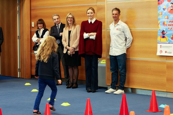 La princesse Charlène de Monaco au Grimaldi Forum, accompagnée du champion monégasque de descente en apnée, Pierre Frolla, et la nouvelle directrice de sa Fondation Mme Anne Boggio, pour accueillir tous les élèves de Cours Préparatoire (CP) de Monaco (316 enfants) pour une matinée de sensibilisation à la prévention de la noyade à Monaco, le 28 novembre 2025. Claudia Albuquerque/Bestimage