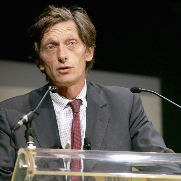 Nicolas De Tavernost a la conférence de presse M6 de la rentrée 2004/2005 a l'espace Cardin .