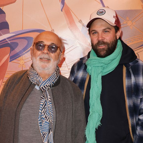 Gérard Jugnot et son fils Arthur Jugnot au photocall de la générale du spectacle "Tempo" du Cirque d'Hiver Bouglione à Paris, le 18 octobre 2025. 

© Coadic Guirec/Bestimage