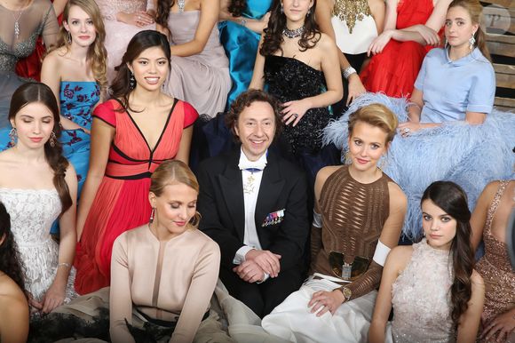 Exclusif - La comtesse Gloria de Limburg-Stirum (robe Zuhair Murad, bijoux Payal New York), Iman Pérez (robe Jean Paul Gaultier Paris, bijoux Payal New York), la comtesse Victoria von Faber-Castell (robe Stéphane Rolland Haute Couture, bijoux Payal New York), la comtesse Sarah von Faber-Castell (robe Stéphane Rolland Haute Couture, bijoux Payal New York), Sonia Ben Ammar (robe Chanel Haute Couture, bijoux Payal New York), Inês de Bragança (robe Elie Saab Haute Couture, bijoux Payal New York), Kareen Fares (robe Ralph & Russo, bijoux Payal New York), Madeleine Thompson (robe Lanvin, bijoux Payal New York), Vanessa Lauren Wang (robe J. Mendel, bijoux Payal New York), Almudena Lapique (robe Jorge Vázquez, bijoux Payal New York), Skye McCaw (robe Oscar de la Renta, bijoux Payal New York), Natalia Fares (robe Ralph & Russo, bijoux Payal New York), Olivia Hallisey (robe Giambattista Valli Haute Couture, bijoux Payal New York), Zofia Krasicki v Siecin (robe Oglia-Loro, bijoux Payal New York), Dominique Cojuangco (robe Vivienne Westwood Couture, bijoux Payal New York), Klió Kosuth (robe Georges Hobeika Couture, bijoux Payal New York), Aliénor de Chabot-Tramecourt (robe Ralph Lauren, bijoux Payal New York), la princesse Anastasia Pallavicini, duchesse Diaz della Vittoria (robe Roberto Capucci, bijoux Payal New York), Zara Fistolera (robe Alexander McQueen, bijoux Payal New York), Tara Sackler-Hunt (robe Delphine Manivet, bijoux Payal New York) - Photo de groupe - Vingt-troisième édition du Bal au Palais de Chaillot à Paris, le 28 novembre 2015. Les débutantes sont maquillées par M.A.C Cosmetics et coiffées par Alexandre de Paris sous la direction artistique de Jean-Luc Minetti. Christian Louboutin est le chausseur des jeunes filles. A partir de 2015, le Bal soutient Seleni Institute (www.seleni.org), une association à but non lucratif, basée à New York, qui vient en aide aux mères, et plus spécialement aux mères adolescentes. Depuis 2009, le Bal est donné au profit d'Enfants d'Asie, dont la mission est de développer la scolarisation des jeunes filles défavorisées d'Asie du Sud-Est. Le joaillier Payal New York, le groupe Renault et l'Hôtel de Crillon parrainent le Bal qui marque l'entrée dans le monde de la Couture et des Médias de jeunes filles venues du monde entier.
© Le Bal/Jacovides/Borde/Moreau/Bestimage - Remerciements : Bijoux par Payal New York, Maquillage Mac Cosmetics, Coiffure Alexandre de Paris sous la direction artistique de jean-Luc Minetti, Chaussures par Christian Louboutin. Au profit de Seleni Institute : www.seleni.org