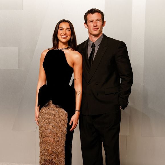 La musicienne et le chanteur se sont ensuite officiellement fiancés un an plus tard

Los Angeles, Dua Lipa et Callum Turner assistent à la 31ème soirée annuelle des Oscars de Vanity Fair organisée par Mark Guiducci au Los Angeles County Museum of Art (LACMA) à Los Angeles le 15 mars 2026.
Crédit : Backgrid USA / Bestimage