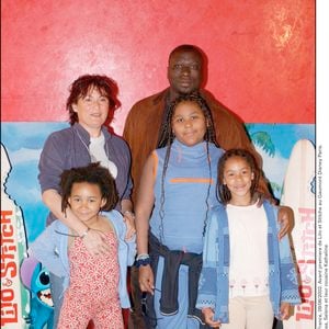 Tout comme Tessa et Selena, les deux autres filles de l'acteur, nées d'une précédente union. 

Avant première de Lilo et Stitche au Gaumont Disney Paris.Mouss Diouf, sa femme et ses 2 filles Tessa, Selena et leur cousine Katheline Paris-France, 09/06/2002 © Francis Petit/ABACA .