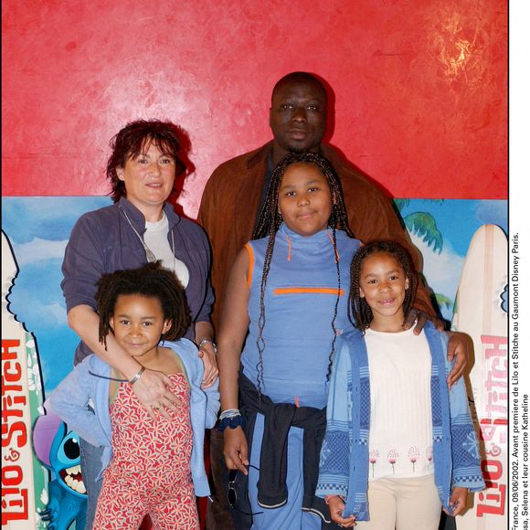Tout comme Tessa et Selena, les deux autres filles de l'acteur, nées d'une précédente union. 

Avant première de Lilo et Stitche au Gaumont Disney Paris.Mouss Diouf, sa femme et ses 2 filles Tessa, Selena et leur cousine Katheline Paris-France, 09/06/2002 © Francis Petit/ABACA .