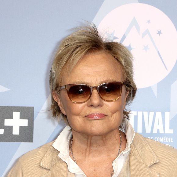 Muriel Robin - Tapis rouge lors du 29ème Festival International du Film de Comédie de l'Alpe d'Huez le 20 Janvier 2026. © Dominique Jacovides/Bestimage