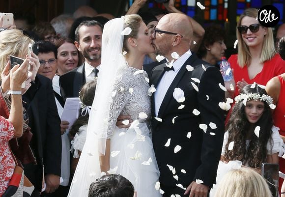 Il raconte que la cérémonie, qu'il voulait intime, a finalement attiré tout le village.

Mariage religieux de Pascal Obispo et Julie Hantson en l'église Notre-Dame-des-Flots au Cap-Ferret le 19 septembre 2015. Photo par Bestimage