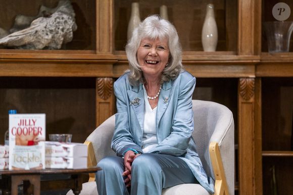Jilly Cooper au Queen's Reading Room Festival, un événement littéraire célébrant le pouvoir et les bienfaits de la lecture, qui s'est tenu à Chatsworth dans le Derbyshire. Photo by : Lucy Ray/PA Media Assignments/PA Wire