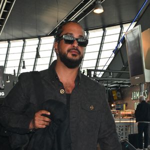 Slimane à l'aéroport de Nice avant le 77e Festival de Cannes à Nice, France, le 19 mai 2024.