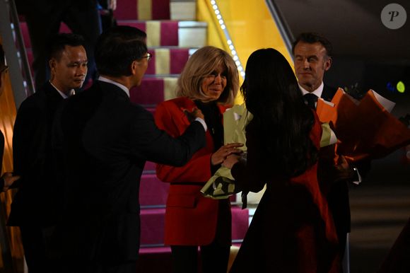 Arrivée du Président de la République Emmanuel Macron et de la Première dame Brigitte Macron sur le tarmac de l'aéroport d'Hanoi en République socialiste du Vietnam le 25 mai 2025.
© Jeanne Accorsini / Pool / Bestimage
