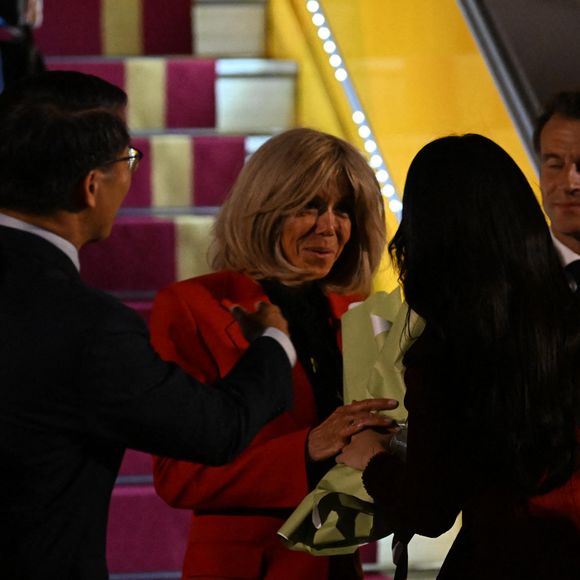 Arrivée du Président de la République Emmanuel Macron et de la Première dame Brigitte Macron sur le tarmac de l'aéroport d'Hanoi en République socialiste du Vietnam le 25 mai 2025.
© Jeanne Accorsini / Pool / Bestimage