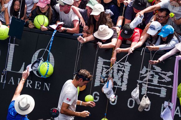 Baptisé “Le Rêve”, son appartement de 550 m² comprend plusieurs salons, une cuisine ultra-équipée, une salle à manger et cinq suites luxueuses.

Roger Federer lors de la première journée de l'Open d'Australie 2026 à Melbourne Park le 18 janvier 2026 à Melbourne, Australie. © PsnewZ/Bestimage
