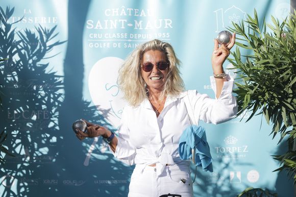 Caroline Margeridon lors d'un tournoi de pétanque caritatif organisé par Turquoise magazine au profit de l'association "Sourire à la vie" (association qui soutient les enfants atteints du cancer ) place des Lices à Saint-Tropez le 13 août 2023.

© Jack Tribeca / Bestimage
