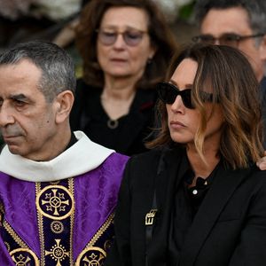 La cérémonie a réuni de nombreuses personnalités autour de la famille de l’actrice, dont Laura Smet. 

Laura Smet et des proches assistent aux funérailles de l'actrice française Nathalie Baye à l'église Saint-Sulpice, à Paris, France, le 24 avril 2026. © Lionel Urman/Abacapress.com