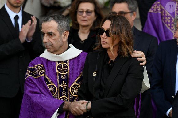 La cérémonie a réuni de nombreuses personnalités autour de la famille de l’actrice, dont Laura Smet. 

Laura Smet et des proches assistent aux funérailles de l'actrice française Nathalie Baye à l'église Saint-Sulpice, à Paris, France, le 24 avril 2026. © Lionel Urman/Abacapress.com