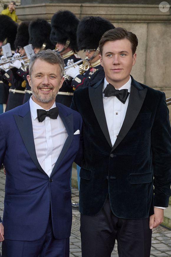 Le roi Frederik, le prince héritier Christian lors d'un spectacle d'anniversaire sur la vieille scène du Théâtre royal danois à Copenhague, Danemark, le 15 avril 2025, à l'occasion du 18e anniversaire de la princesse Isabella. Photo by Stefan Lindblom/Stella Pictures/ABACAPRESS.COM