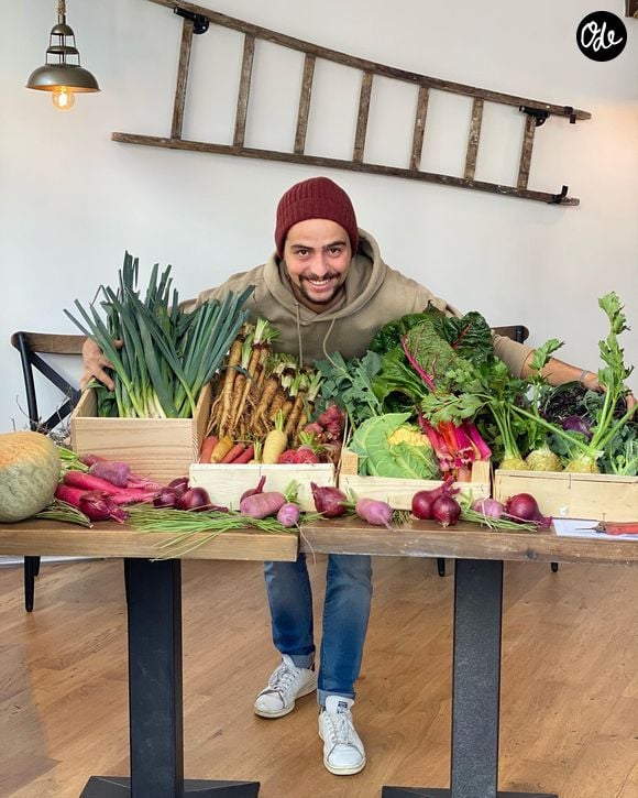 Le Petit Brochant mise aussi sur une ambiance vivante et un service en salle remis au premier plan, notamment avec des découpes réalisées devant les clients.

Jean-Baptiste Ascione, ancien Top Chef.