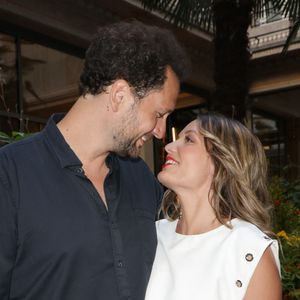 Exclusif - Éric Antoine et sa compagne Gennifer Demey lors de l'inauguration Le Patio by Norbert Tarayre au Prince de Galles à Paris, France, le 4 juillet 2025. © Coadic Guirec/Bestimage