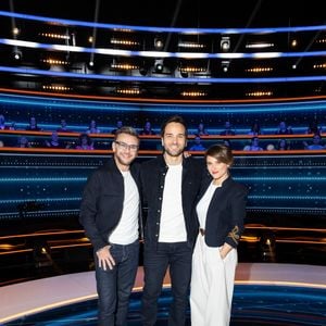 Exclusif - Melanie Taravant, Samuel Olivier, Jean-Philippe Janssens (Jeanfi Janssens), en backstage de l'enregistrement de l'émission "100% Logique", présentée par C.Féraud et diffusée le 4 avril sur France 2, à Saint Denis, France, le 2 décembre 2025. © Jeremy Melloul/Bestimage