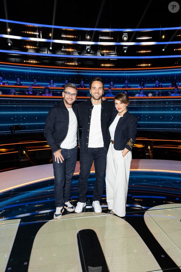 Exclusif - Melanie Taravant, Samuel Olivier, Jean-Philippe Janssens (Jeanfi Janssens), en backstage de l'enregistrement de l'émission "100% Logique", présentée par C.Féraud et diffusée le 4 avril sur France 2, à Saint Denis, France, le 2 décembre 2025. © Jeremy Melloul/Bestimage