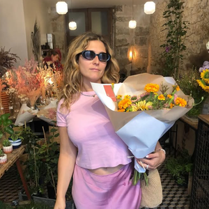 Flora Ghebali, fille de Daniela Lumbroso et Eric Ghebali, est chroniqueuse télé et enceinte de son premier enfant.