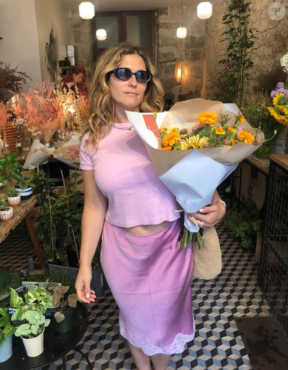 Flora Ghebali, fille de Daniela Lumbroso et Eric Ghebali, est chroniqueuse télé et enceinte de son premier enfant.