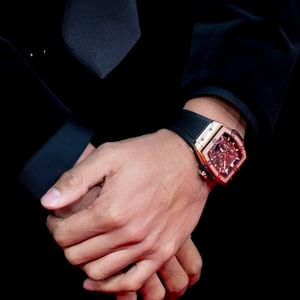 Le capitaine de l'équipe de France a notamment révélé posséder l'intégralité des modèles d'une prestigieuse marque dont il est l'ambassadeur.

Kylian Mbappe et sa Montre Hublot - Photocall de la cérémonie du Ballon d'Or 2021 au Théâtre du Châtelet à Paris. Le 29 novembre 2021.
© Jean-Baptiste Autissier / Panoramic / Bestimage