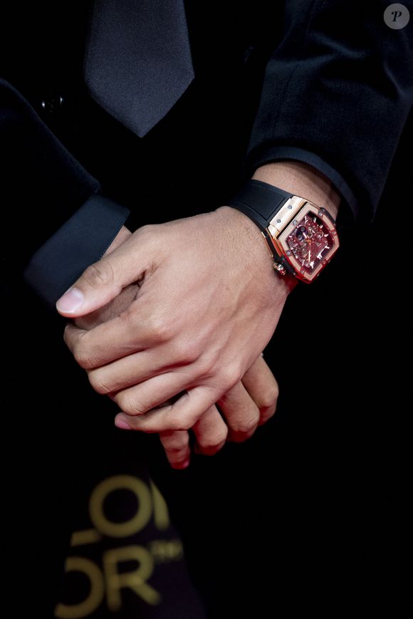 Le capitaine de l'équipe de France a notamment révélé posséder l'intégralité des modèles d'une prestigieuse marque dont il est l'ambassadeur.

Kylian Mbappe et sa Montre Hublot - Photocall de la cérémonie du Ballon d'Or 2021 au Théâtre du Châtelet à Paris. Le 29 novembre 2021.
© Jean-Baptiste Autissier / Panoramic / Bestimage