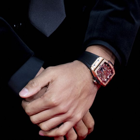 Le capitaine de l'équipe de France a notamment révélé posséder l'intégralité des modèles d'une prestigieuse marque dont il est l'ambassadeur.

Kylian Mbappe et sa Montre Hublot - Photocall de la cérémonie du Ballon d'Or 2021 au Théâtre du Châtelet à Paris. Le 29 novembre 2021.
© Jean-Baptiste Autissier / Panoramic / Bestimage
