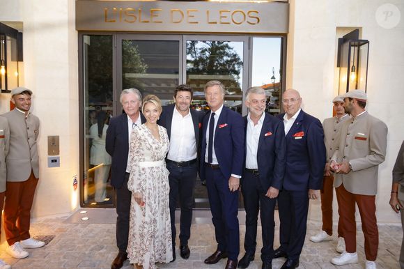 Exclusif -  Jean-Philippe Nuel (Architecte d’intérieur), Maud Bailly (Directrice générale Sofitel, MGallery & Emblems), Sébastien Bazin (PDG du groupe Accor), Patrick Bruel, Pierre Gonzalvez (Maire de l’Isle sur la Sorgue), Emmanuel Borla (Directeur de l’hôtel) - Patrick Bruel inaugure son hôtel cinq étoiles "L'Isle de Leos MGallery" à L'Isle-sur-la-Sorgue, France, le 23 septembre 2025. 
 © Jack Tribeca / Bestimage