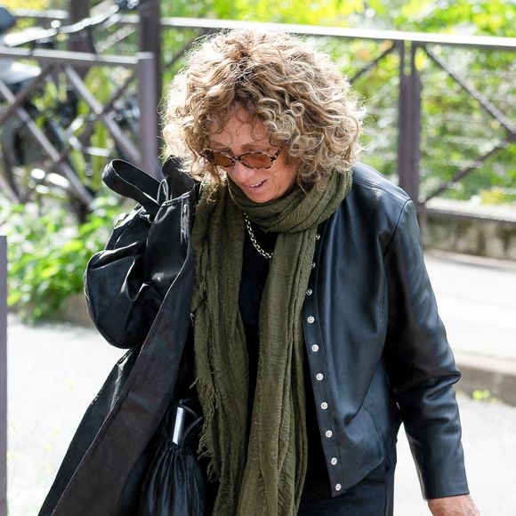 Exclusif - La journaliste Mireille Dumas arrive à l'enregistrement de l'émission "Vivement dimanche" à Paris, France, le 9 septembre 2025, et diffusée le 12 octobre 2025 sur France 3. © Jonathan Jacob/Bestimage